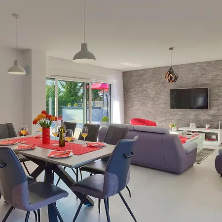 Holiday home Emica Sisan