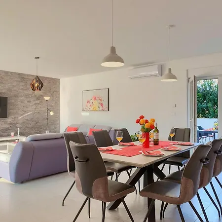Emica Holiday home Sisan